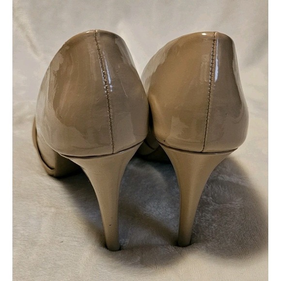 Fioni Peep-Toe Tan Patent Leather 4 In Heels Women's Size 8.5 - Picture 3 of 9